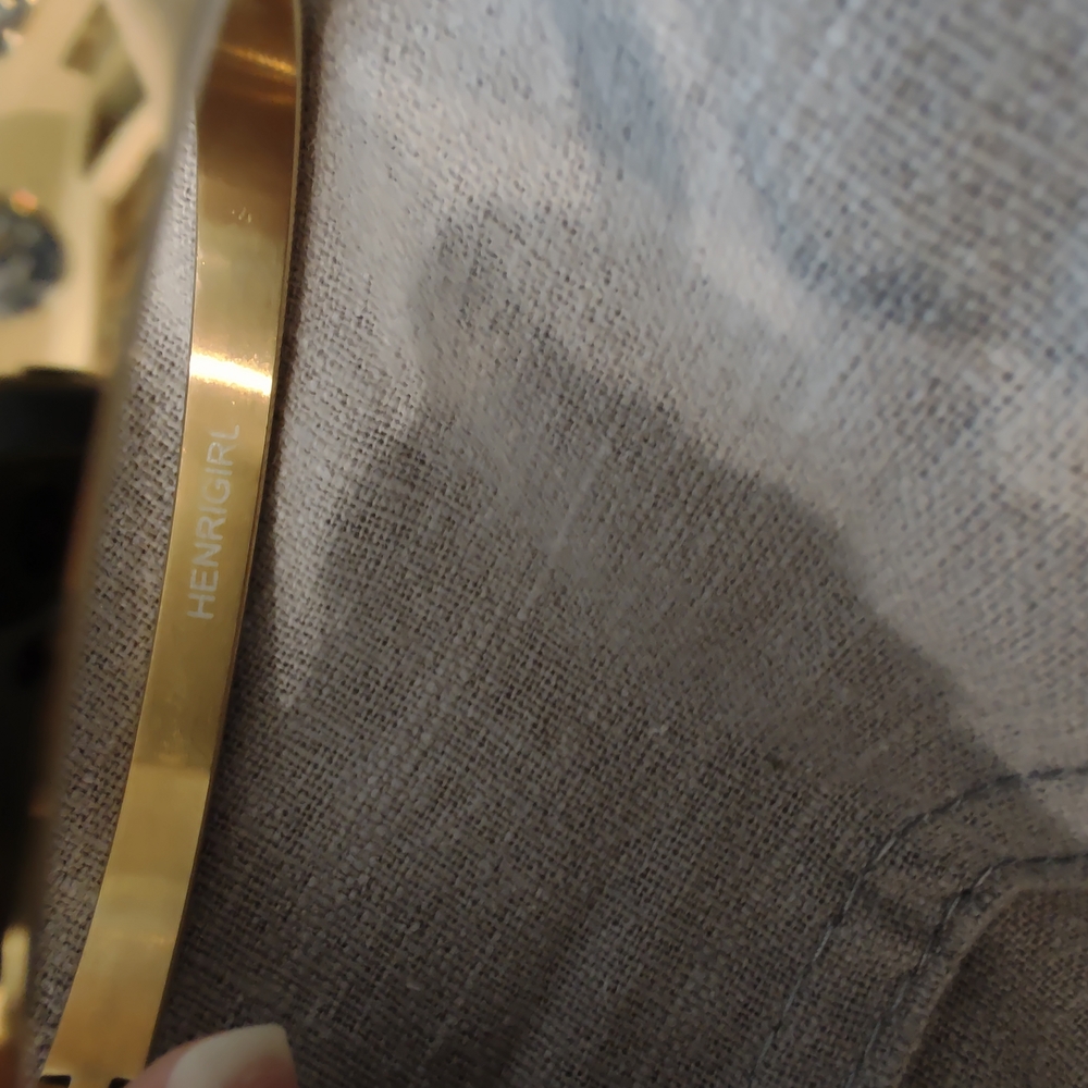 Elegant Gold Bangle Bracelet - Picture 5 of 7